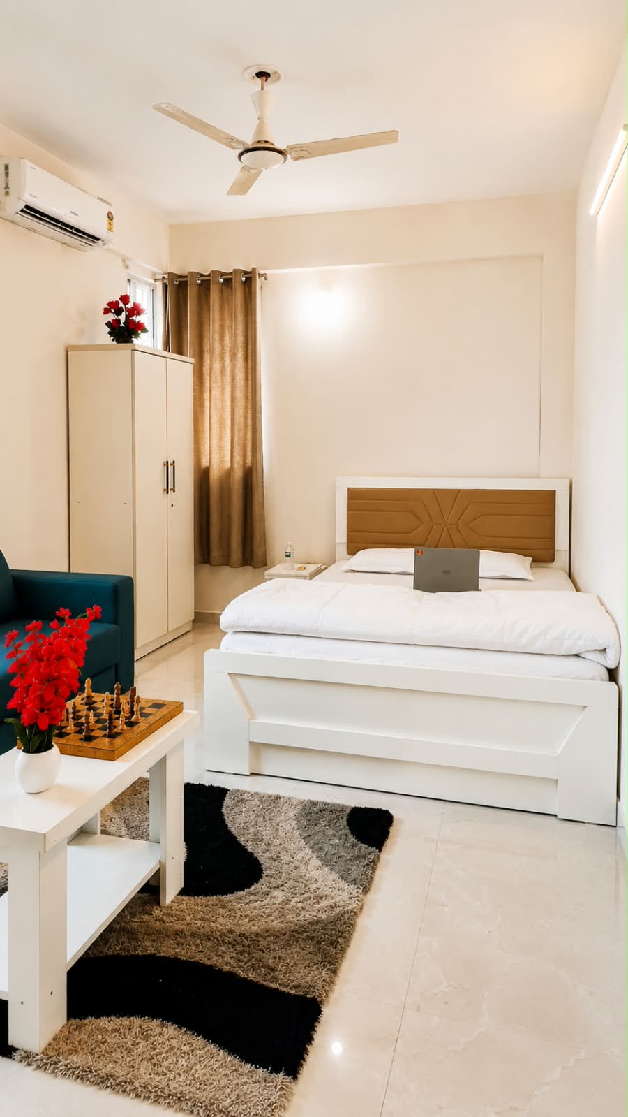 Private room with double bed, wardrobe, air conditioning and seating